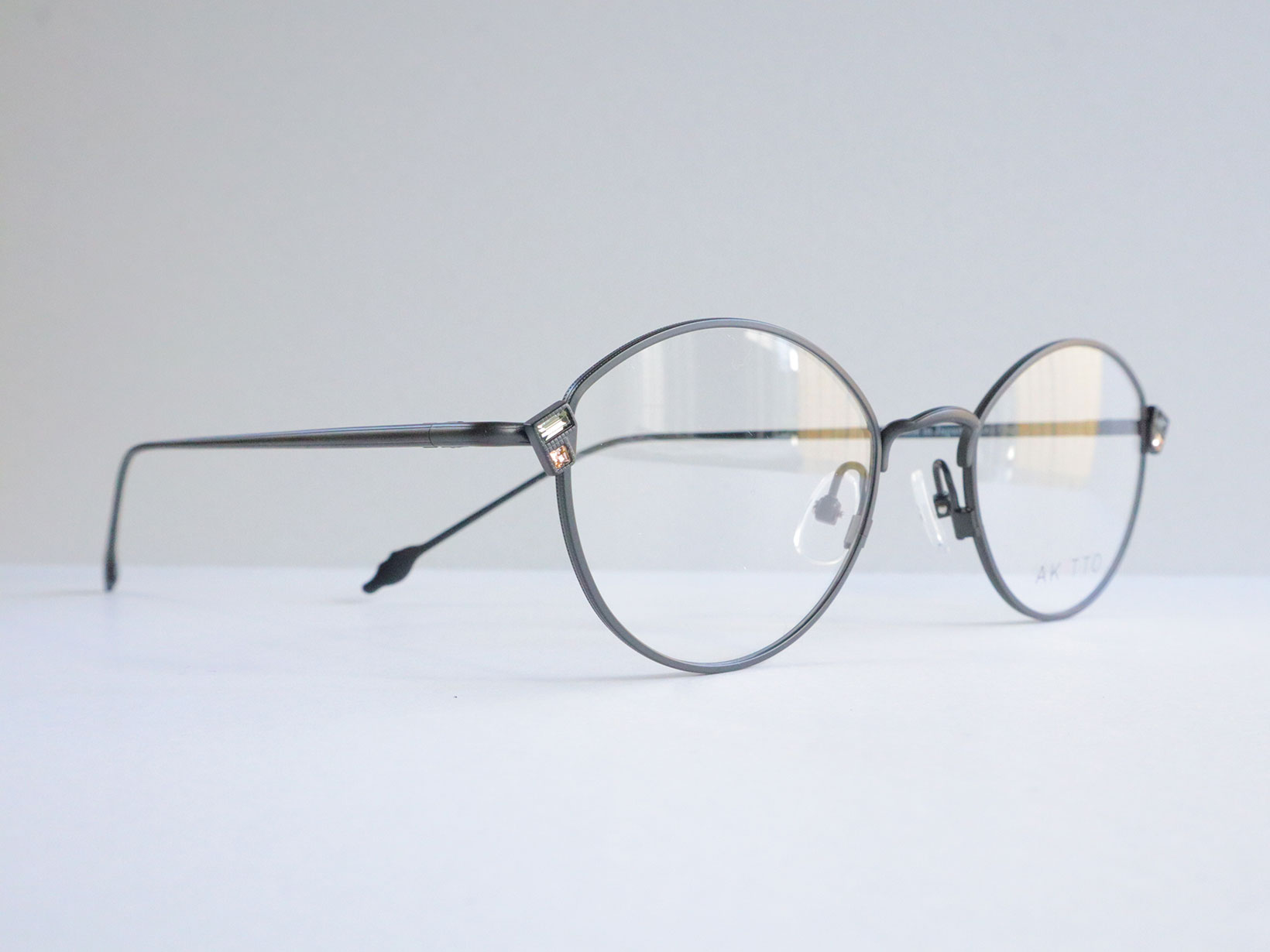 AKITTO 2026-1st gem color|BK size:48□20 material:titanium+crystal price:¥54,450-(税込み)