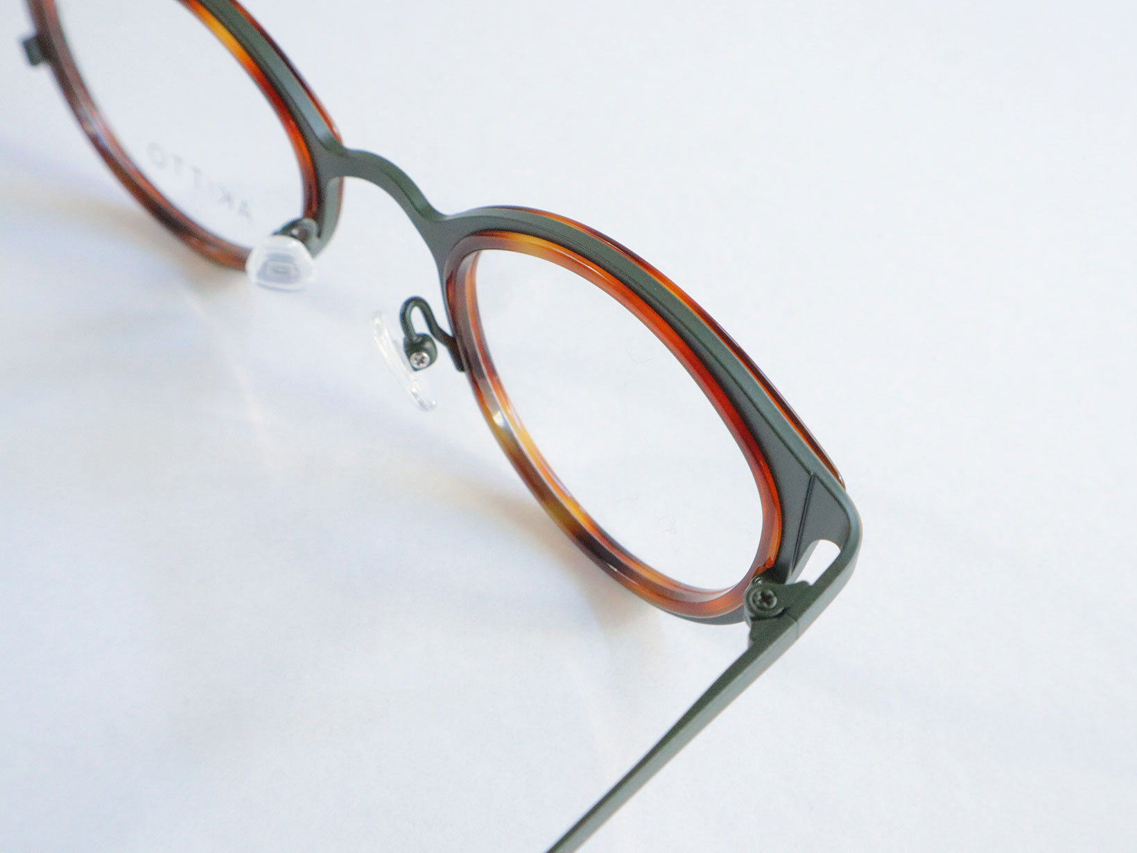AKITTO 2026-1st pin28 pin28 size:44□23 material:titanium+acetate color:BG,BK,DM,GD,RD,SB price:￥54,450-（税込み）