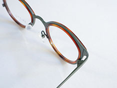 AKITTO 2026-1st pin28 pin28 size:44□23 material:titanium+acetate color:BG,BK,DM,GD,RD,SB price:￥54,450-（税込み）